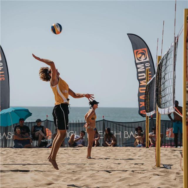 🏐 Mundaka Optic est fier d'être partenaire officiel du @angletbeachbask ! ☀️ Entre soleil éclatant, sable fin et sport intense, cet événement a été un véritable succès, et nous avons eu le plaisir de capturer chaque instant. 🕶️ Merci aux joueurs, aux fans, et à toute l'équipe qui a fait de cette journée un moment mémorable. 🌊 Nous sommes impatients de continuer cette aventure avec vous ! #mundakaoptic #beachvolleyball #partenaireofficiel #sport #summervibes #sunandsand #sunglasses #livethemoment